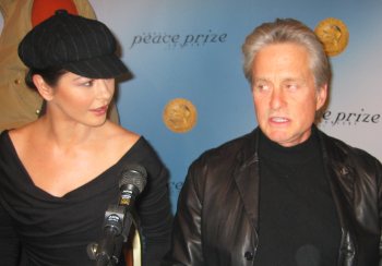 Catherine Zeta Jones og Michael Douglas er kveldens konferansierer